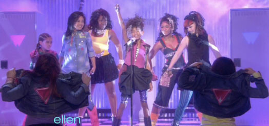 Уиллоу на сцене в окружении подтанцовки