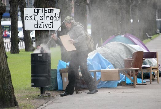 Telšu pilsētiņa pie Ministru kabineta aktualizēja bezdarba problēmu Latvijā.