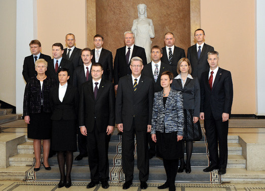 Iekšlietu ministre Linda Mūrniece (pirmajā rindā no kreisās), Ministru prezidents Valdis Dombrovskis, Valsts prezidents Valdis Zatlers, kultūras ministre Sarmīte Ēlerte; tieslietu ministrs Aigars Štokenbergs (no kreisās), Valsts kancelejas direktore Gunta Veismane, vides ministrs Raimonds Vējonis, veselības ministrs Juris Bārzdiņš, ārlietu ministrs Ģirts Valdis Kristovskis, satiksmes ministrs Uldis Augulis, zemkopības ministrs Jānis Dūklavs, ekonomikas ministrs Artis Kampars, izglītības un zinātnes ministrs Rolands Broks, labklājības ministre Ilona Jurševska, finanšu ministrs Andris Vilks un aizsardzības ministrs Artis Pabriks fotografējas pēc svinīgās sēdes.