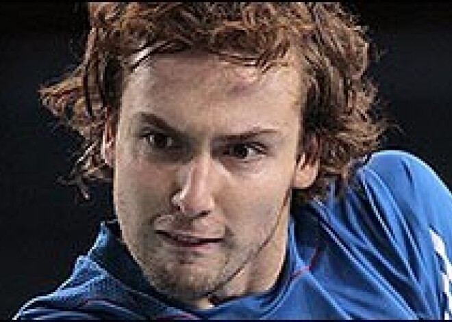 Gulbis neatstāj nekādas cerības labākajam krievu tenisistam Južnijam