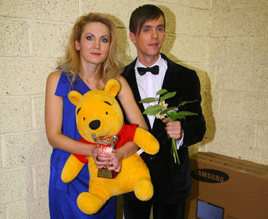 TV3 šova „Dziedi ar zvaigzni. Milžu cīņas” uzvarētāji Veronika Plotņikova un Marts Kristiāns Kalniņš šovā iegūto naudas balvu dalīs uz pusēm.