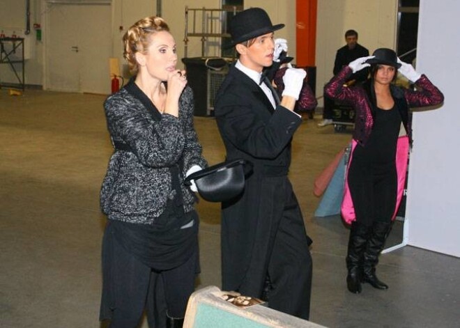 Veronika Plotņikova un Marts Kristiāns Kalniņš pirms uzstāšanās nevis dīki atpūtās, bet aktīvi mēģināja savu muzikālo priekšnesumu.