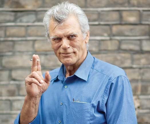 „Man iet labi!” saka aktieris, un ir skaidri redzams, ka tā nav dežūrfrāze, bet balta patiesība. Romualds Ancāns prot priecāties un baudīt dzīvi visās izpausmēs – darbu, dabu, mākslu, mūziku un mīlestību.