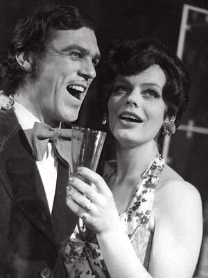 Romualds Ancāns uz Dailes teātra skatuves, kopā ar Mirdzu Martinsoni izrādē ”Viss dārzā”. Kad Ancāns no Dailes aizgāja, teātra kritiķe Maija Augstkalna teica: “Bet otra tāda jau viņiem nav...”