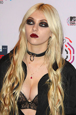 На недавней церемонии MTV Europe Music Awards-2010 Тейлор Момсен появилась в своем «фирменном» раскрасе и в рубашке, из-под которой выглядывал кружевной бюстгальтер