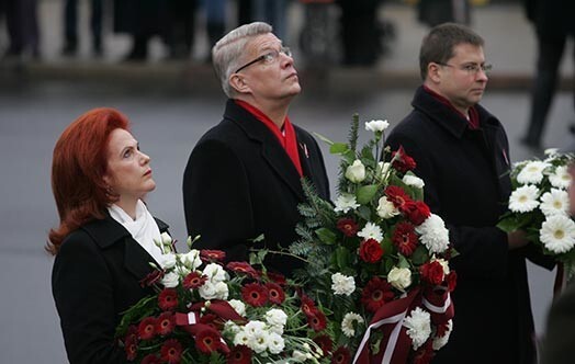 Ziedu nolikšana pie Brīvības pieminekļa