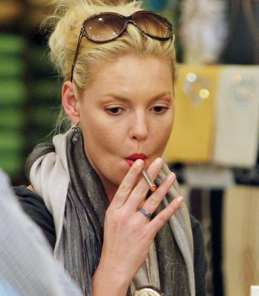 Русское курящие. Кэтрин Хейгл курит. Katherine Heigl smoking. Курящие знаменитости. Знаменитости с сигаретой.