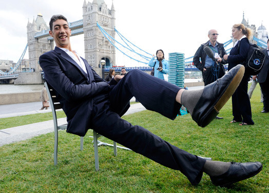 Султан Косен из Турции занесен в Книгу рекордов Гиннесса как самый высокий человек в мире. Его рост — 2 метра и 46 сантиметров