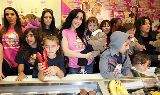 «Октомама» среди своих детей и помощниц