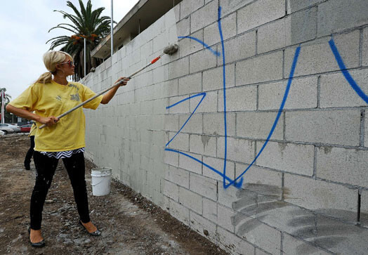 Parisai Hiltonei tiesa piespriedusi 200 stundas sabiedriskajā darbā. Viņas pirmais uzdevums bija krāsotāju brigādes sastāvā aizkrāsot grafiti zīmējumus uz sienām Holivudā. Ar šo darbu viņa tika galā lieliski.