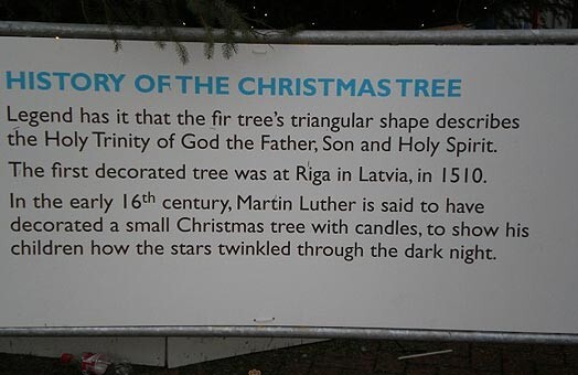 Kā redzams, izkārtnē cita starpā ir arī šāds teksts: „1510. gadā Rīgā, Latvijā tika izrotāta pirmā eglīte...”