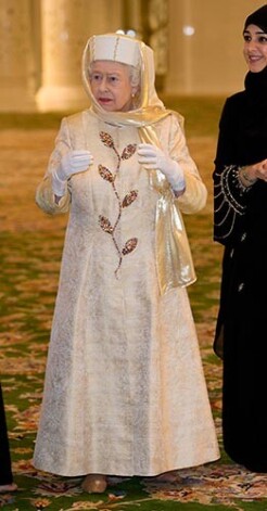 Королева Елизавета II начала свой пятидневный визит по странам Персидского залива с посещения столицы Объединенных Арабских Эмиратов Абу-Даби, где посетила одну из самых больших мечетей в мире. По мусульманским традициям ей пришлось разуться. Когда королева сняла туфли, случился конфуз ― на ее колготках были отчетливо видны дырки