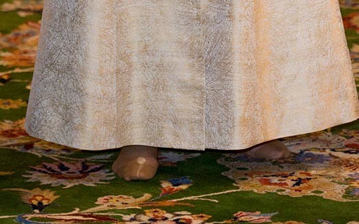 Даже королева не застрахована от маленьких женских неприятностей — вроде «поехавших» колготок!