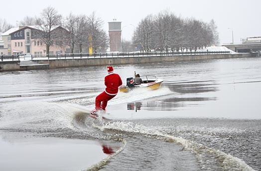 Ziemassvētku vecīši Liepājas kanālā atzīmē pirmo sniegu...