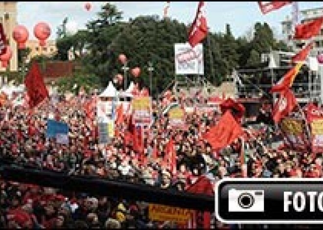 Romā desmitiem tūkstoši protestēju pieprasa aizsargāt darbavietas