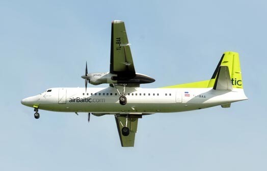 „airBaltic” lidmašīna stundu lidojusi virs Rīgas, lai iztērētu degvielu un veiktu nosēšanos lidostā "Rīga".