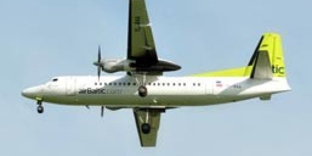 "airBaltic" lidmašīna veic ārkārtas nosēšanos. Uz klāja arī Kalniete un Kariņš