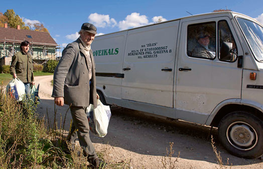 Ek, kas dzīvei vainas, ja ir maize, speķa gabals un šņabītis.