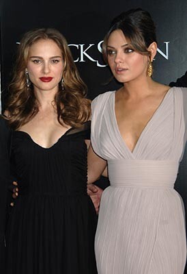 Натали Портман и Миле Кунис пришлось потрудиться, чтобы достоверно сыграть двух балерин, ведь, по словам Милы, балет — самый изматывающий вид спорта, потому что танцовщики тренируются каждый божий день