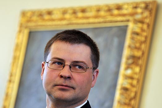 Premjers Valdis Dombrovskis norādījis uz trešās varas negausību algu jautājumā...