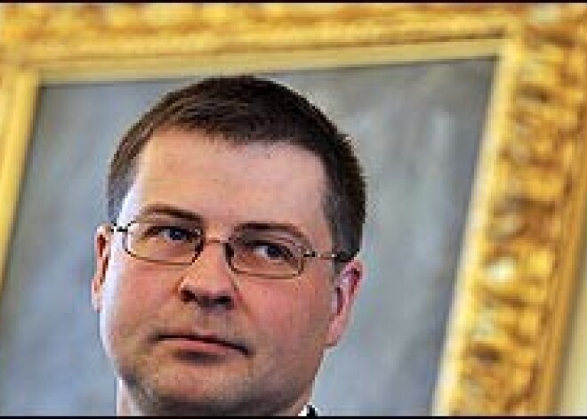 Dombrovskis pret trešo varu. Tiesnešu algas nav samērīgas ar ekonomisko situāciju