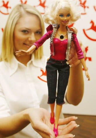 Кукла Barbie Video Girl - видеокамера вмонтирована в медальон на груди Барби, а изображение транслируется на небольшой экран, помещенный на спине куклы