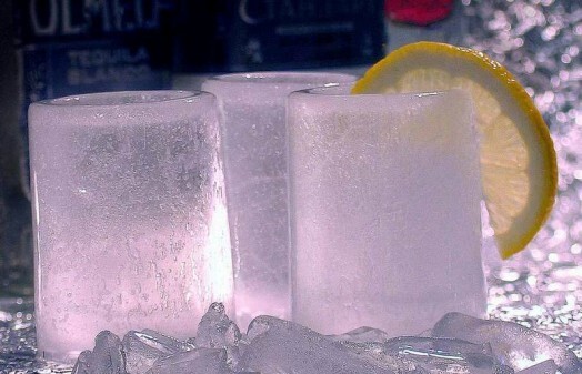 В среднем один бокал из льда стоит в России около 1,6 латов