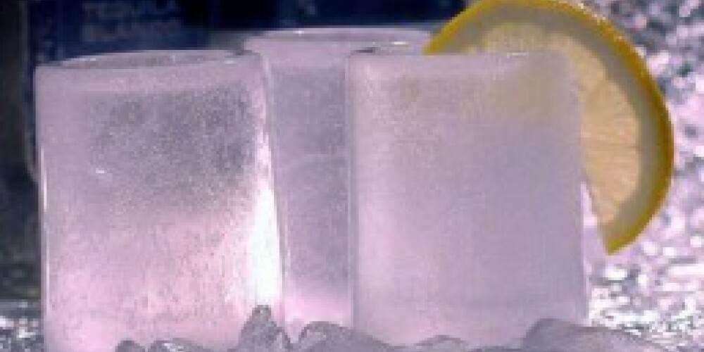 В России освоили производство посуды из льда