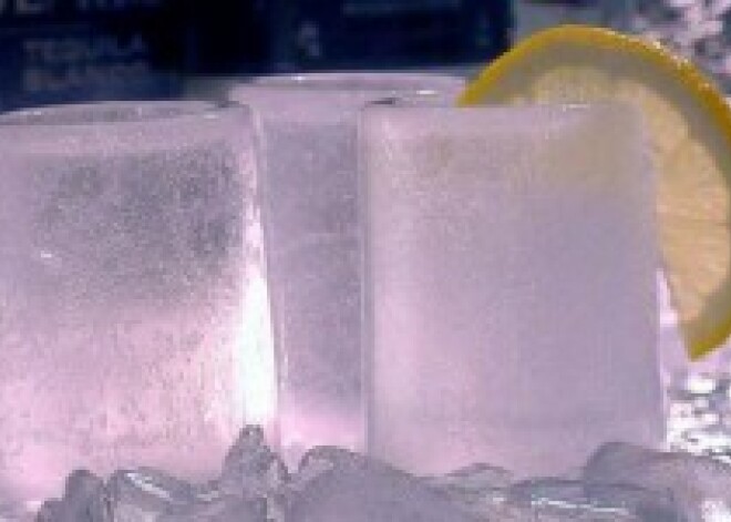 В России освоили производство посуды из льда