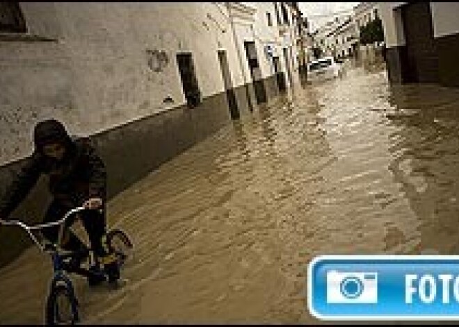 Plūdu dēļ Spānijas dienvidos evakuēti tūkstošiem cilvēku. FOTO