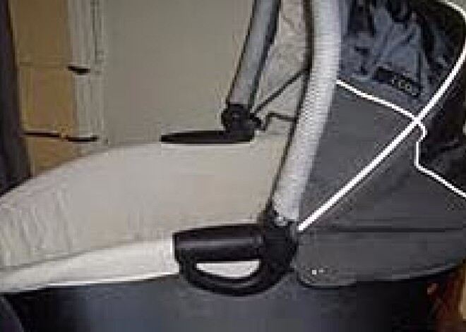 Собака затащила в конуру и покусала младенца