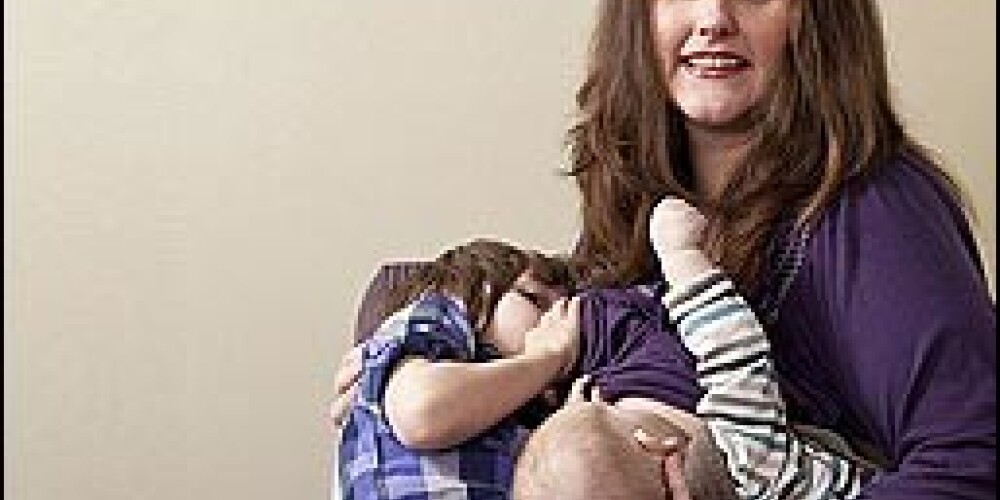 Женщина кормит грудью шестилетнего сына