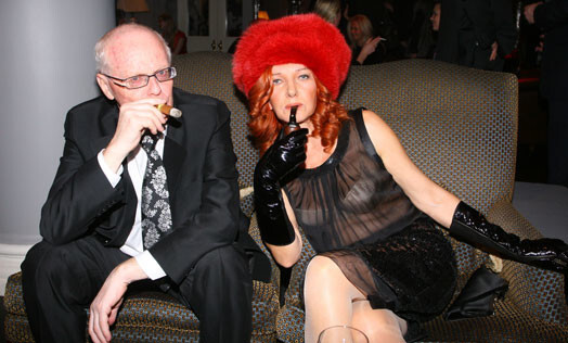 Интерьер клуба The Lounge выдержан в стиле роскоши ― с кожаными диванами, а также с витринами, в которых на выбор представленны эксклюзивный коньяк или виски. Бизнес-леди Ирэна Пулкинен и экс-премьер Валдис Биркавс проверяет как работает система вентиляции клуба