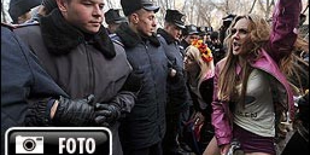 Ukrainā feministes rīko čurāšanas akciju. FOTO