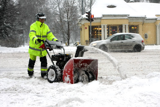 Igaunijas radiostacija „Raadio2” uzteic latviešus par operativitāti no ceļiem aizvācot sasnigušo sniegu. Igaunijā cīņa ar „ziemas sekām” noritot daudz gausāk un nekvalitatīvāk.