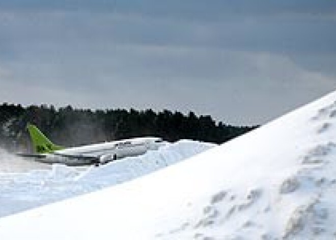 "airBaltic" lidmašīna pēc nosēšanās ar priekšējo šasiju ieslīdējusi sniegā