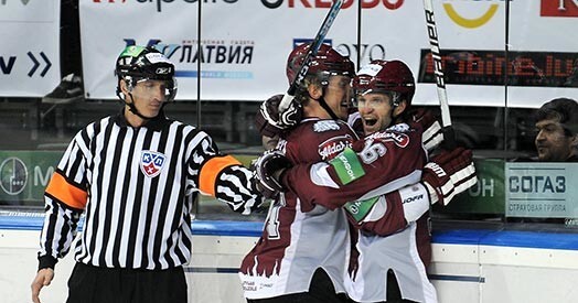 Roberts Petrovickis (pa labi) - pagājušās sezonas „ieroču pienesējs” Marselam Hosam (pa kreisi) atgriežas Rīgas „Dinamo”.