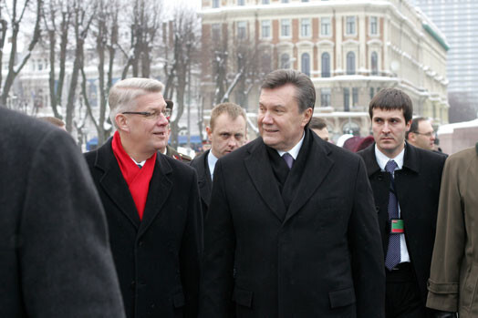 Valdis Zatlers un Viktors Janukovičs pie Brīvības pieminekļa.