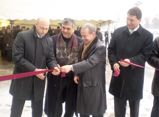 2009. gada 22. janvāris. Vides ministrs Raimonds Vējonis (no labās), Ventspils mērs Aivars Lembergs, SIA "Bio-Venta" padomes priekšsēdētājs Jevgenijs Gombergs un "VK Tranzīts" valdes priekšsēdētājs Andrejs Višņausks svinīgi atklāj SIA "Bio-Venta" biodīzeļdegvielas rūpnīcu.