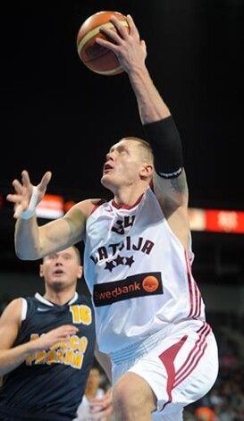 Latvijas vīriešu basketbola izlases centrs Kaspars Kambala aizvadīja savu kārtējo sekmīgo spēli.