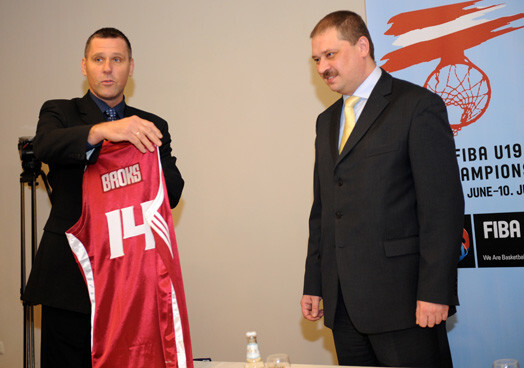 U-19 vīriešu basketbola izlases galvenais treneris Ziedonis Jansons Izglītības un Zinātnes ministram Rolandam Brokam pasniedz valstsvienības kreklu.