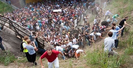 Tunelī, kas veda uz Love Parade galveno norises vietu, izcēlās panika un pūlī līdz nāvei sabradāja 19 cilvēkus.