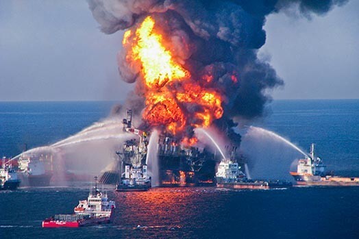 Dzēšanas darbi pie naftas ieguves platformas Deepwater Horizon, kas izraisīja līdz šim lielāko ekoloģisko katastrofu cilvēces vēsturē.