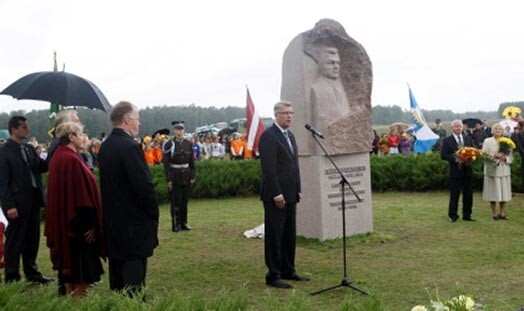 Kārļa Ulmaņa pieminekļa atklāšana viņa dzimtajās mājās Bērzes pagasta „Pikšās”.