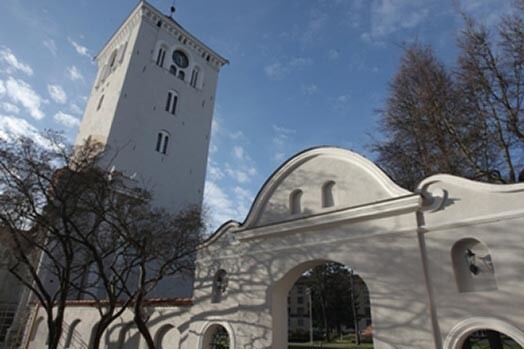 Atjaunotais Svētās Trīsvienības baznīcas tornis Jelgavā.