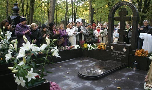 Vijas Artmanes piemiņas monuments Rīgā, Pokrova kapos.