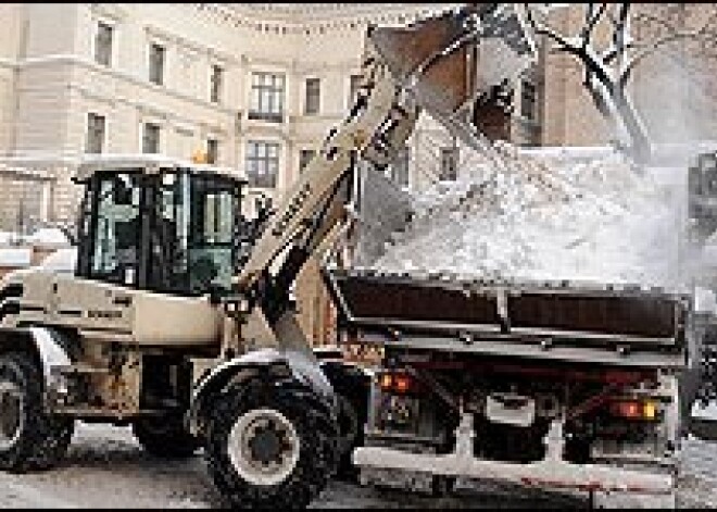 Lai izgāztu sniegu, automašīnas stāv rindā 45 minūtes. Meklē jaunas vietas