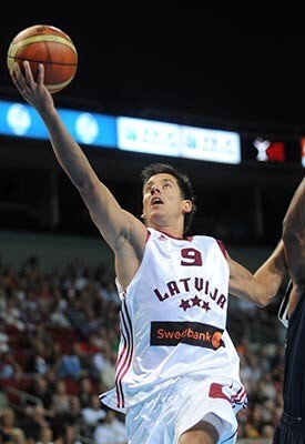 Nu jau bijušais Latvijas vīriešu basketbola izlases saspēles vadītājs Kristaps Valters jauno gadu iesācis ar lielisku spēli.