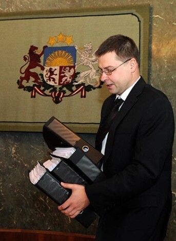 Valdis Dombrovskis dodas uz Ministru kabineta sēdi.