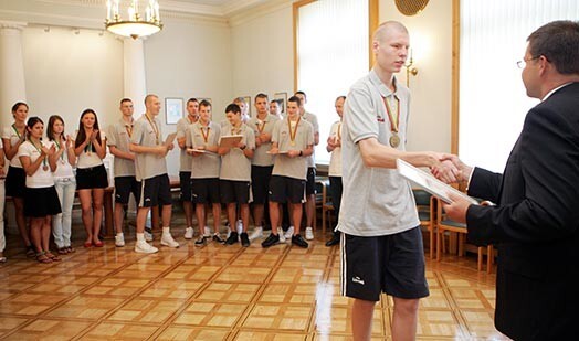 Atliek cerēt, ka Dāvja Bertāna ādas dalīšana drīz beigsies un iekļūšana Eiropas U-18 čempionāta simboliskajā izlasē, kā arī triumfs Slovēnijas “Slam dank” konkursā ne tuvu nav viņa karjeras augstākie punkti.